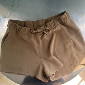 Luluemon active shorts. Excellent condition, pockets draw string Sz 12